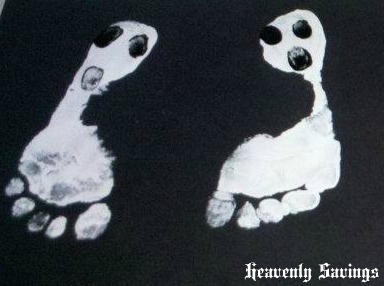 Simple Ghoulish Ghost Feet! – Easy Halloween Craft for Kids!